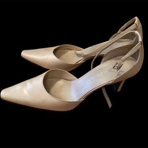 Leather nude heels, vintage, size 6 but fits bigger